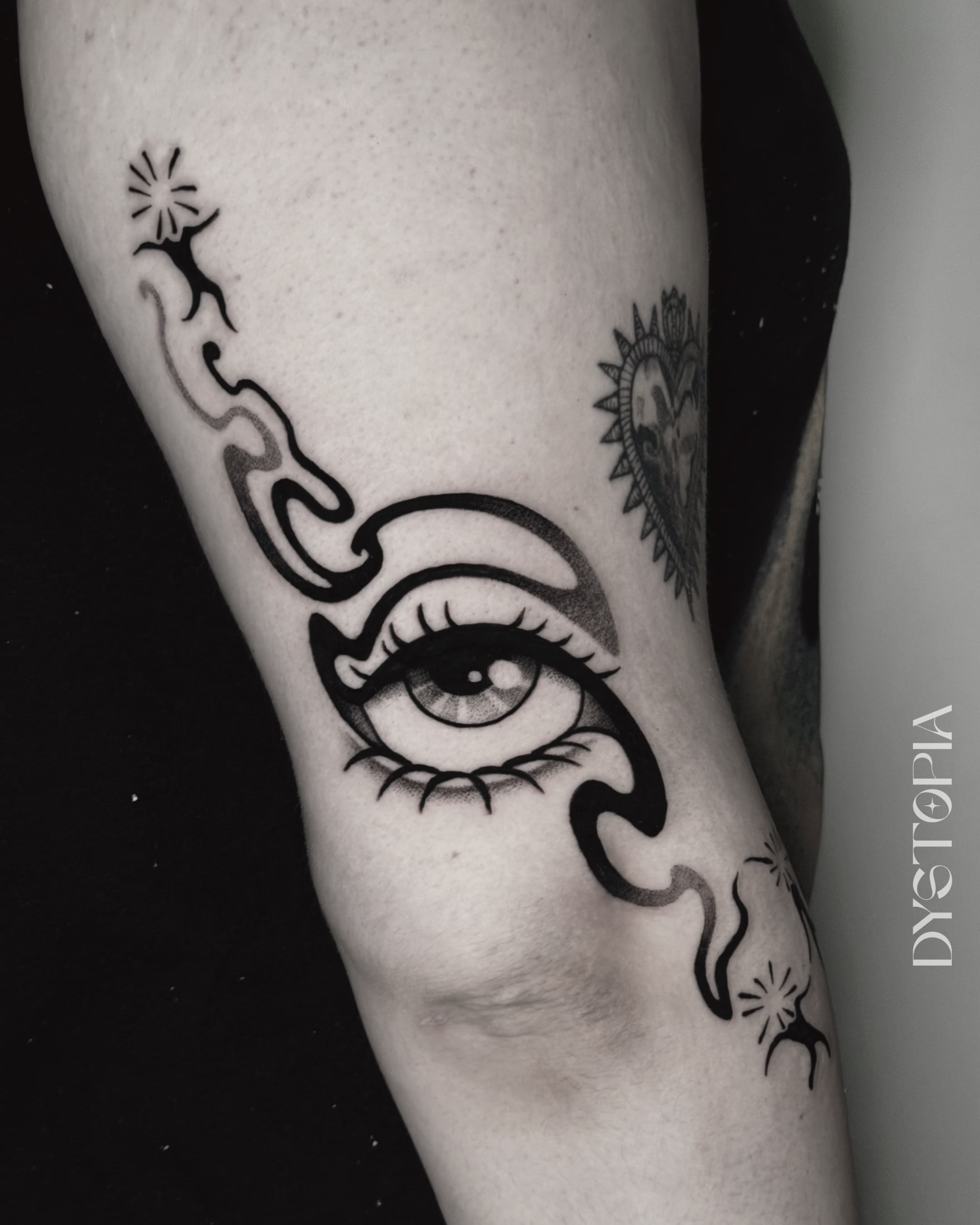 Tatouage réalisé par Dystopia Tattoo à Metz